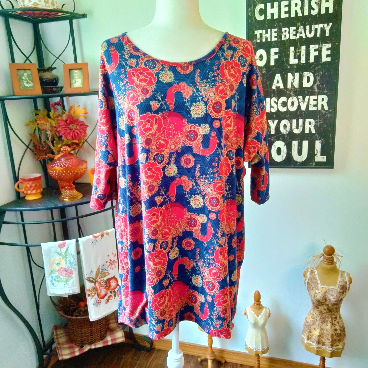 LuLaRoe XL Women&#39;s Red &amp; Blue Floral Short Sleeve Stretchy Knit Tunic Blouse
