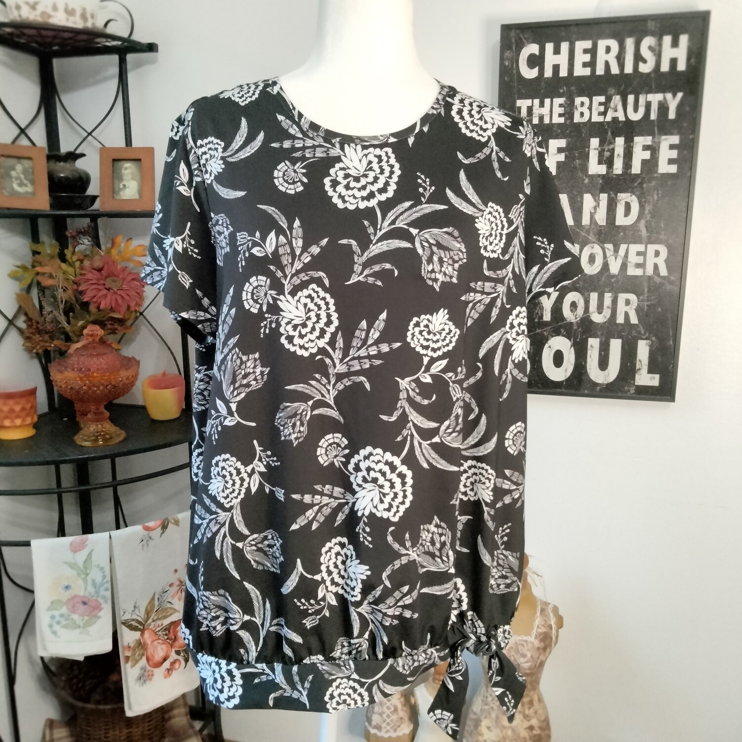 Lands End XL Women&#39;s Black Floral Short Sleeve Stretchy Blouse