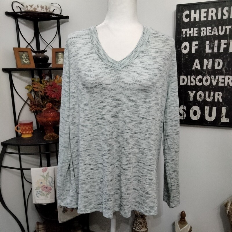 White Birch 1X Women&#39;s Grey &amp; White V-Neck Stretchy Plus Size Blouse