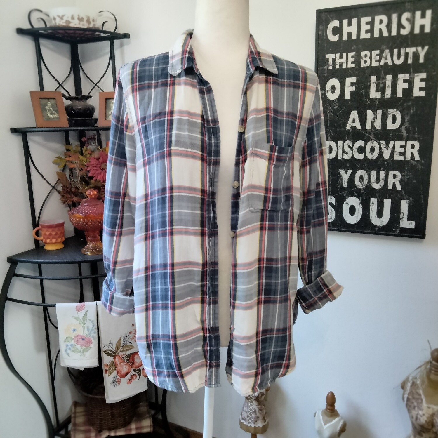 American Eagle Medium Women&#39;s Blue Plaid Button-Up Long Sleeve Flannel Shirt