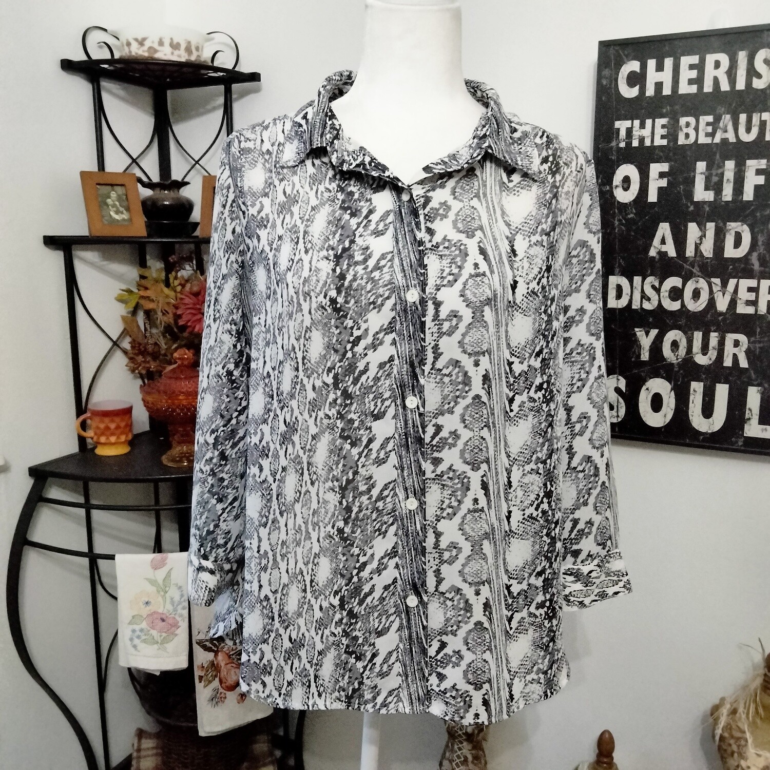 a.n.a. Large Women&#39;s Black &amp; White 3/4 Sleeve Button-Up Blouse