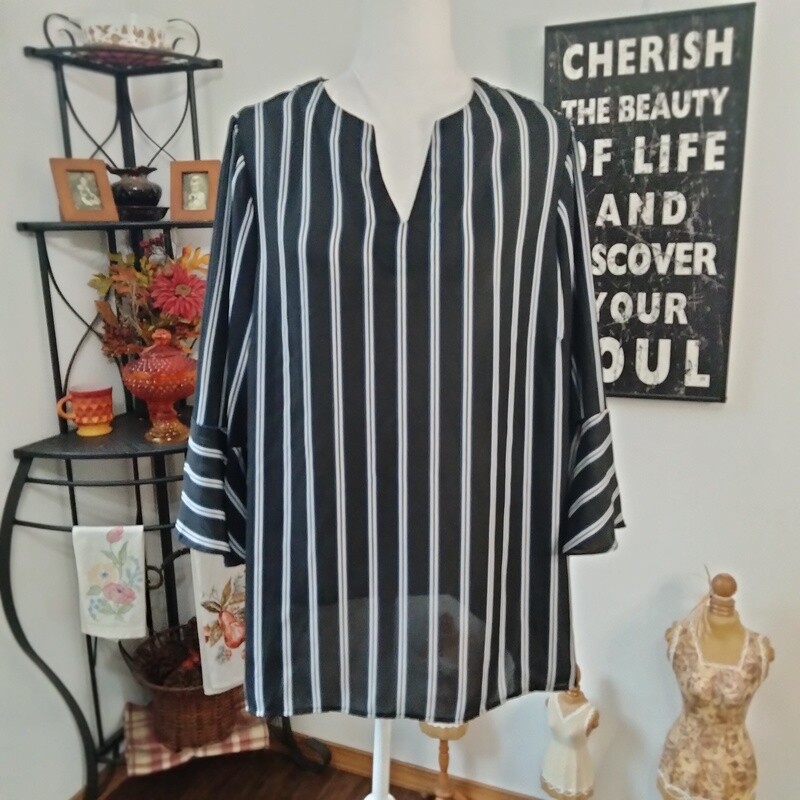 Violet &amp; Claire 1X Women&#39;s Black Striped Lightweight Plus Size Blouse