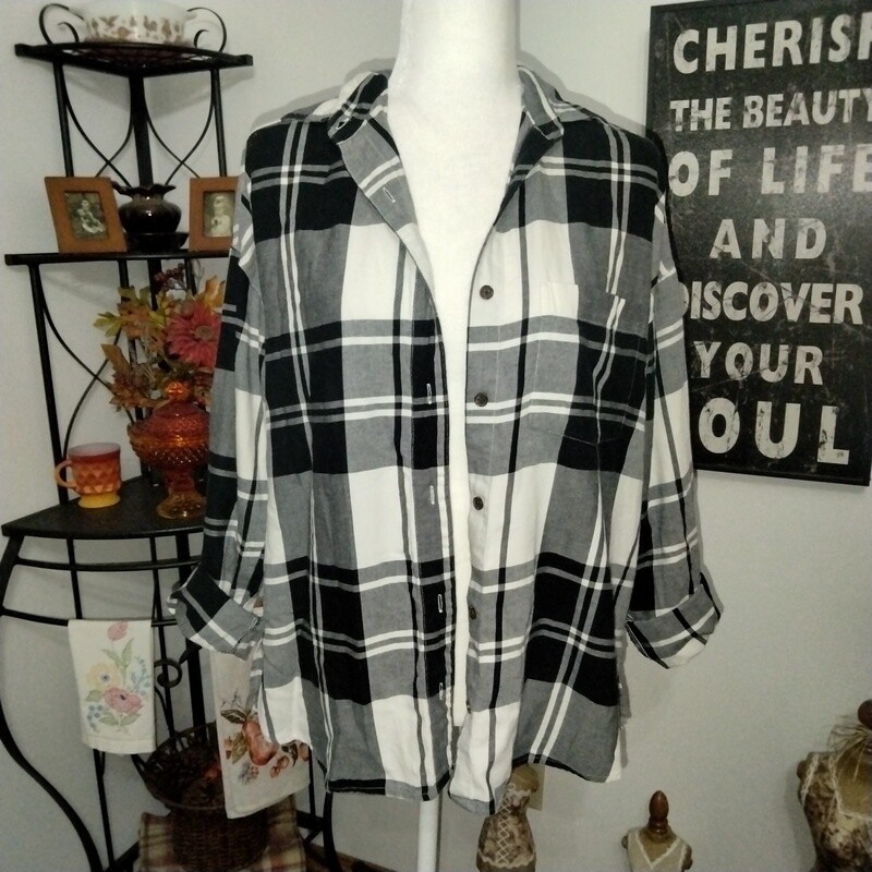 Old Navy Medium Women&#39;s Black &amp; White Plaid Button-Up Long Sleeve Flannel Shirt
