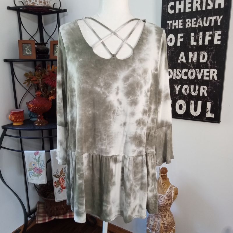 Ava James 1X Women&#39;s Boho Green &amp; White Tie Dye Stretchy 3/4 Sleeve Plus Size Blouse