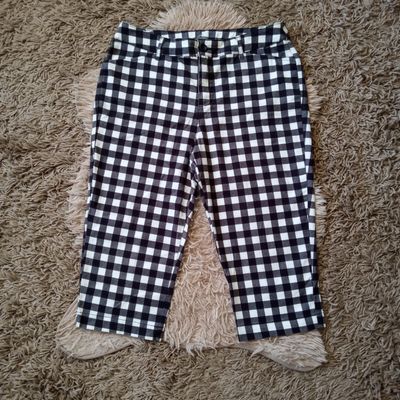 St. John&#39;s Bay Sz 14 Women&#39;s Black White Plaid Mid Rise Capri Pants