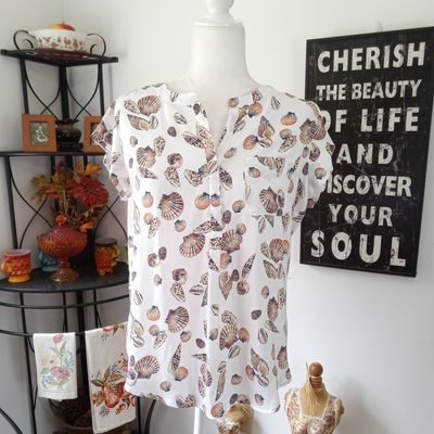 Liz Claiborne Medium Women&#39;s White Shell Print Short Cap Sleeve Lightweight Blouse