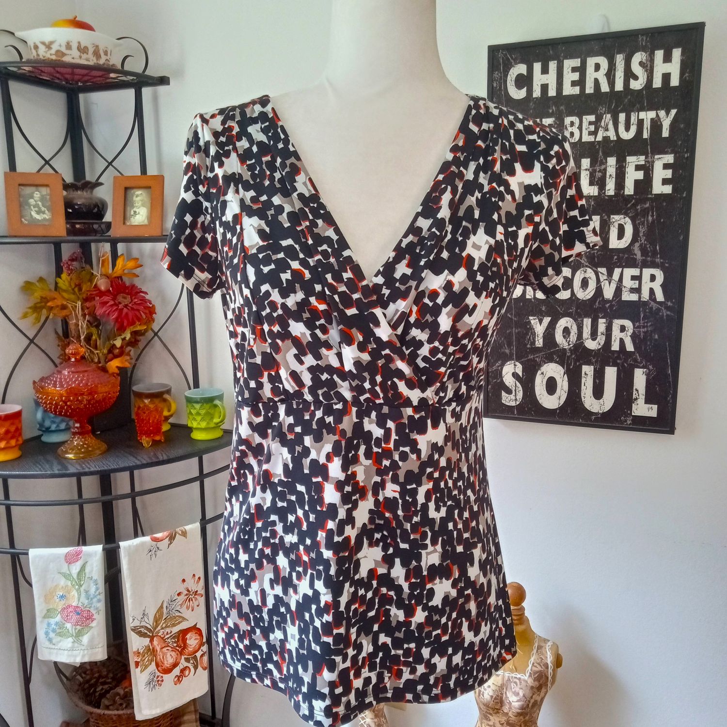 Liz &amp; Co. Medium Women&#39;s Black Print Short Sleeve V-Neck Stretchy Blouse