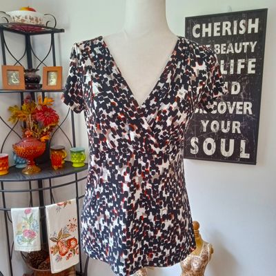 Liz &amp; Co. Medium Women&#39;s Black Print Short Sleeve V-Neck Stretchy Blouse