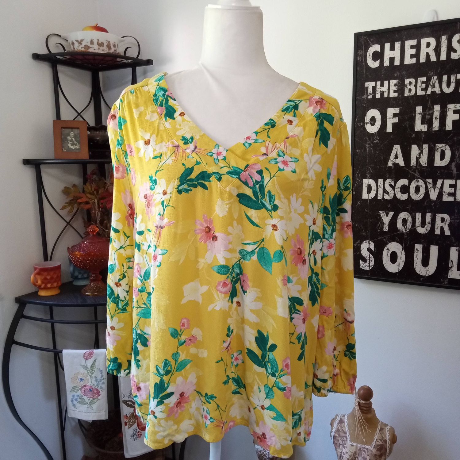 St. John&#39;s Bay Large Women&#39;s Rayon Yellow Floral V-Neck 3/4 Sleeve Lightweight Blouse