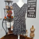 New! Simply Vera Medium Women&#39;s Black &amp; White Ruffle V-Neck Flutter Short Sleeve Dress