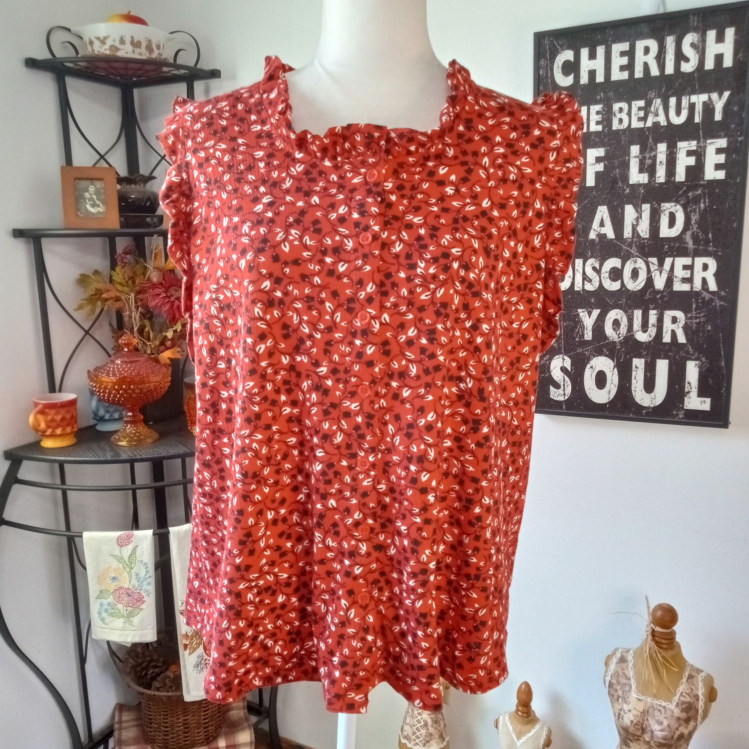 Who What Wear XL Women&#39;s Red Floral Sleeveless Ruffle Button-Up Stretchy Blouse