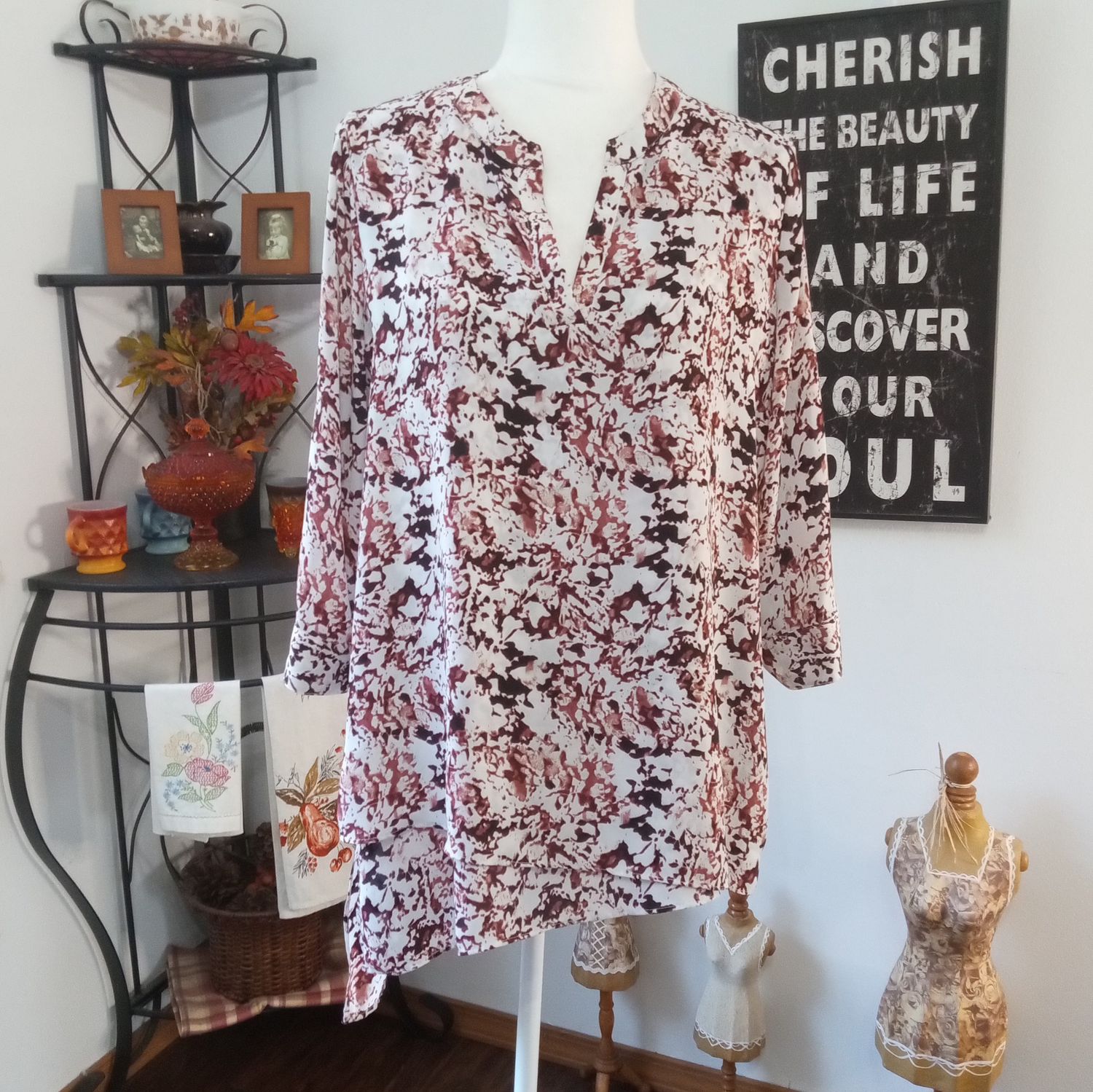 The Limited Medium Women&#39;s White Burgundy Splash 3/4 Sleeve Lightweight Blouse