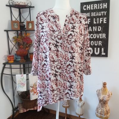 The Limited Medium Women&#39;s White Burgundy Splash 3/4 Sleeve Lightweight Blouse