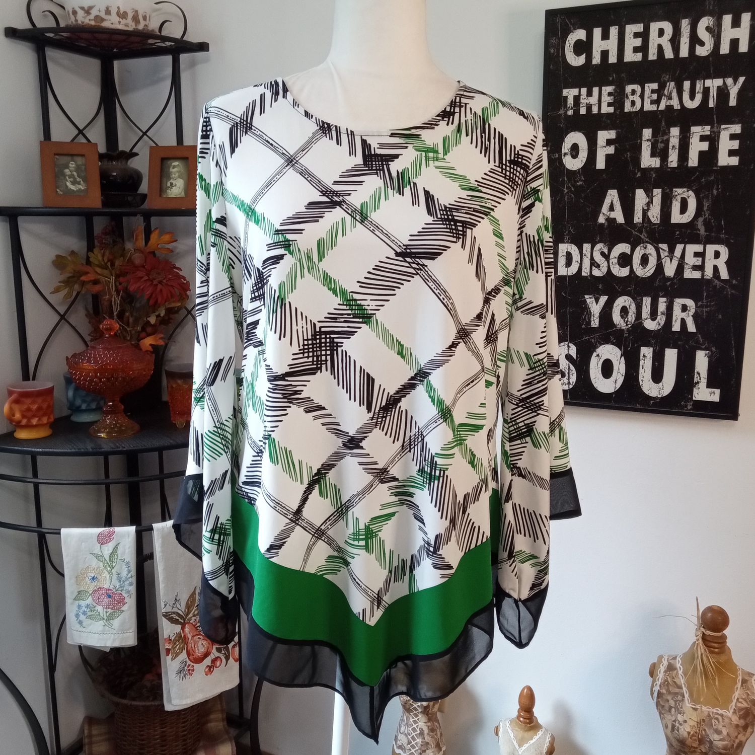 Alfani Medium Women&#39;s White &amp; Green V-Hem 3/4 Bell Sleeve Stretchy Blouse