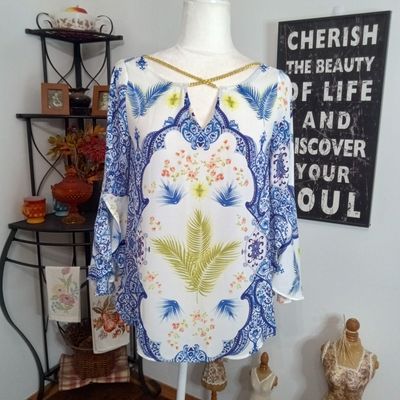 Bold Elements XS Women&#39;s Boho White &amp; Blue Floral Gold Chain Neckline Blouse