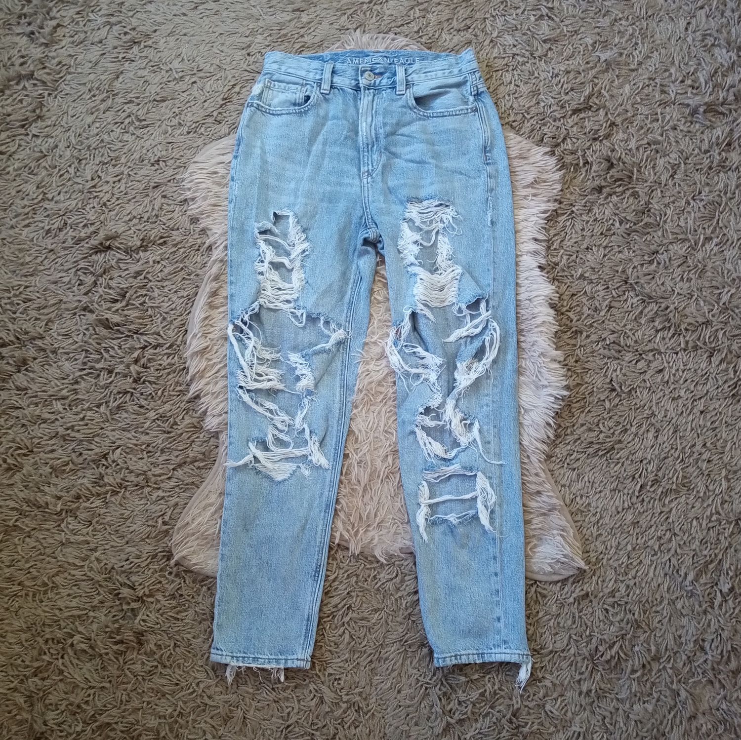 American Eagle Sz 2 Jrs Girls Ripped High Waisted Light Wash Mom Jeans