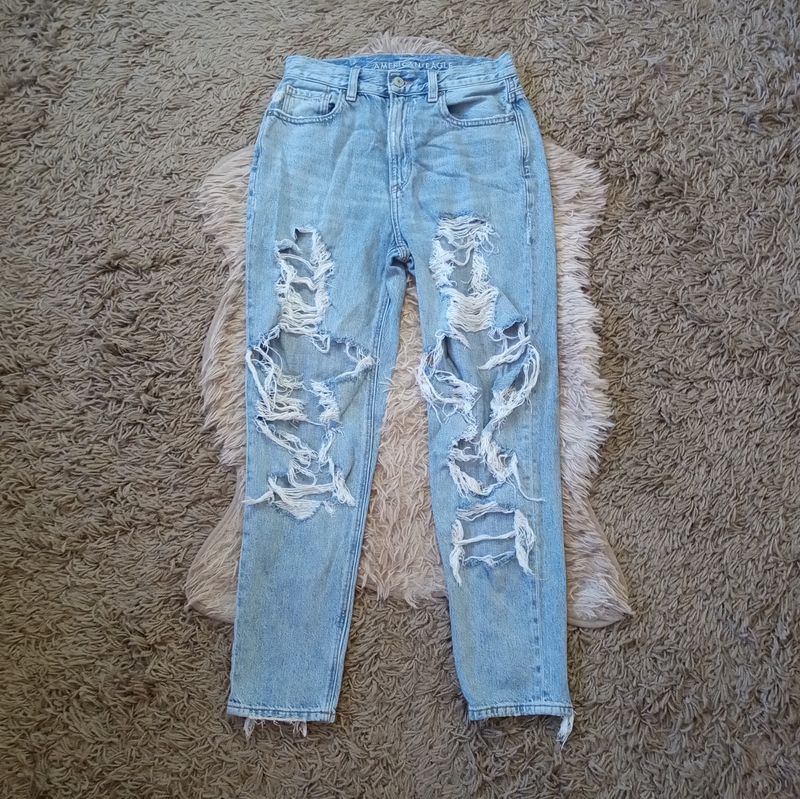 American Eagle Sz 2 Jrs Girls Ripped High Waisted Light Wash Mom Jeans