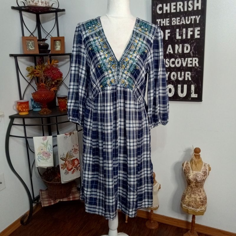 Westport 1962 Medium Women&#39;s Blue Plaid Floral Embroidered V-Neck Dress
