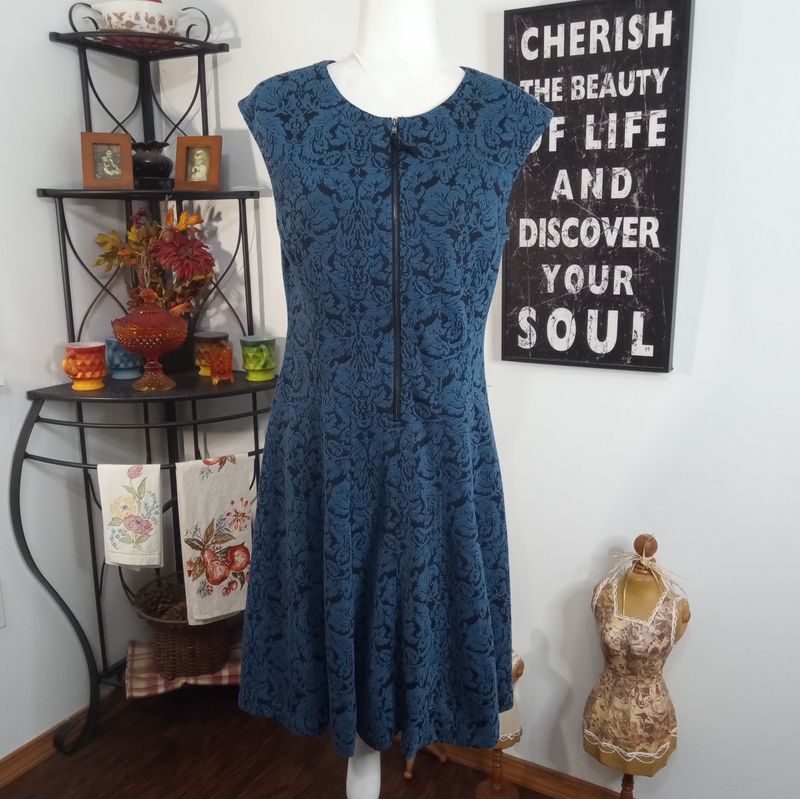 Maggie London 10 Medium Women&#39;s Blue Black Floral Print Fit &amp; Flare Sleeveless Midi Dress
