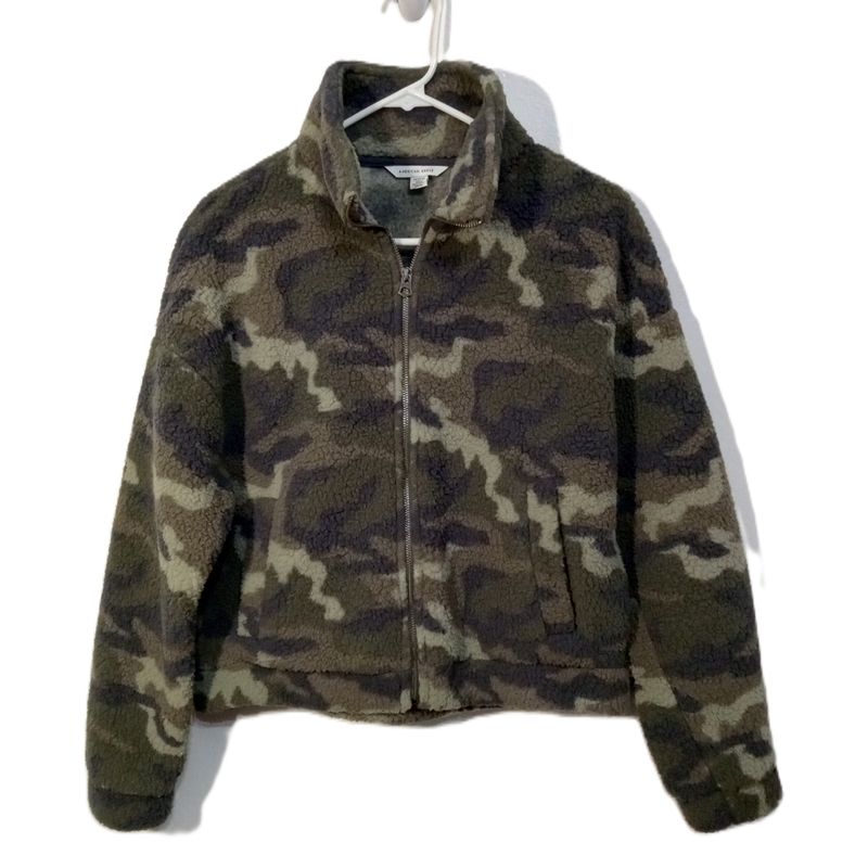 AE American Eagle Medium Women&#39;s Camo Sherpa Fleece Zip-Up Cropped Sweater