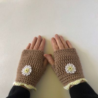 &quot;women&#39;s desert taupe daisy flower motif handmade crochet fingerless gloves&quot;