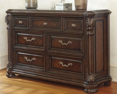 Valraven Dresser