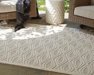 Kylea 5&#39;3&quot; x 7&#39; Rug