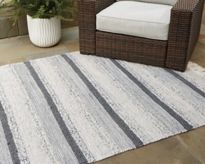 Derya 5&#39; x 7&#39; Rug