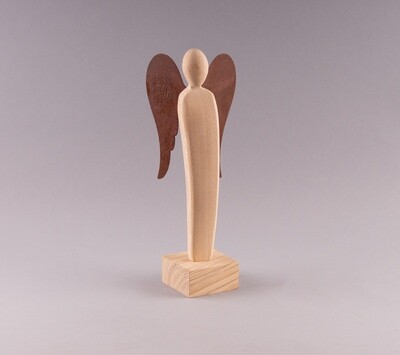 Engelskulptur mit Edelrost-Flügeln