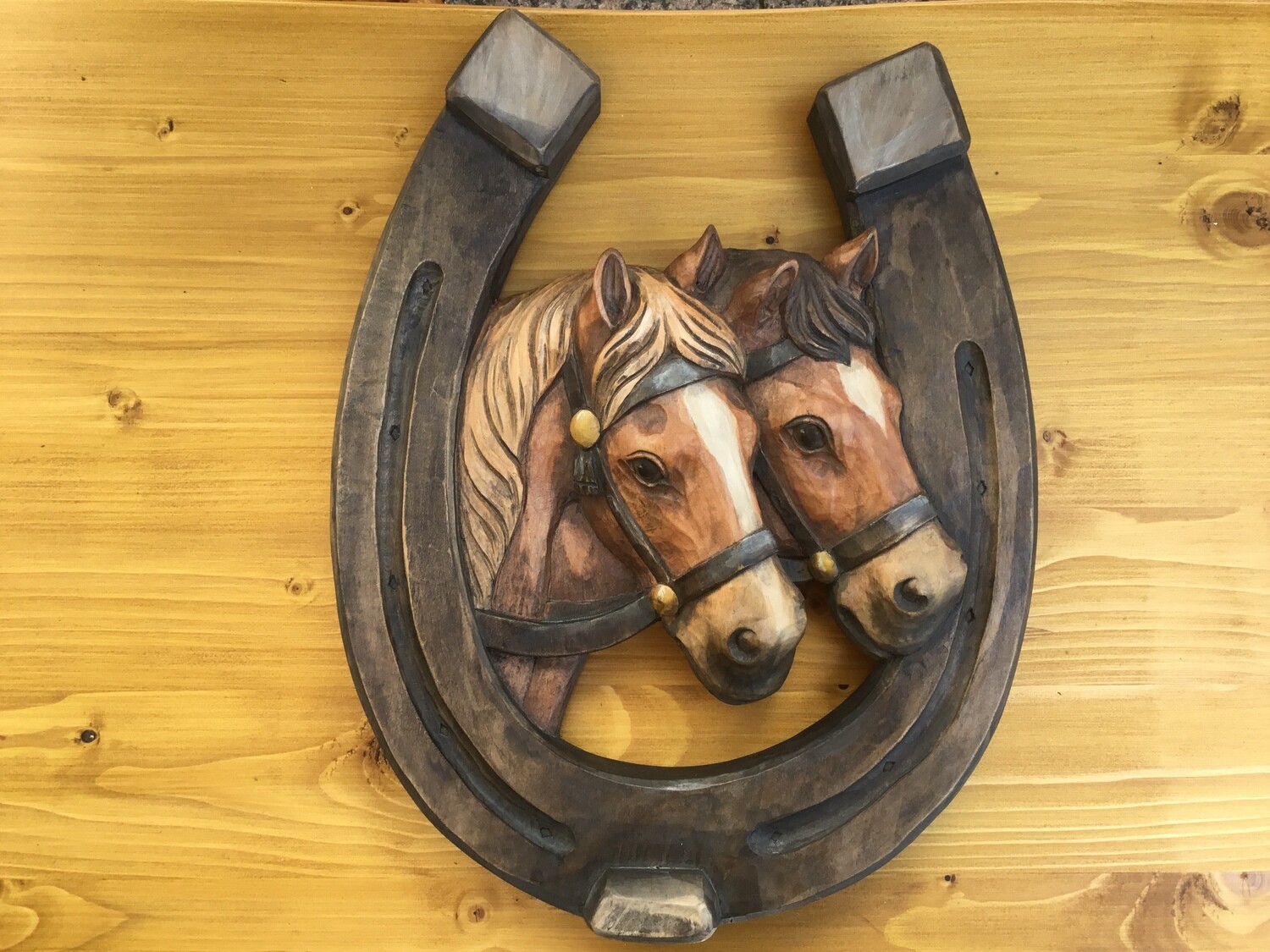 Wandbild „Hufeisen mit 2 Pferdeköpfen“ coloriert