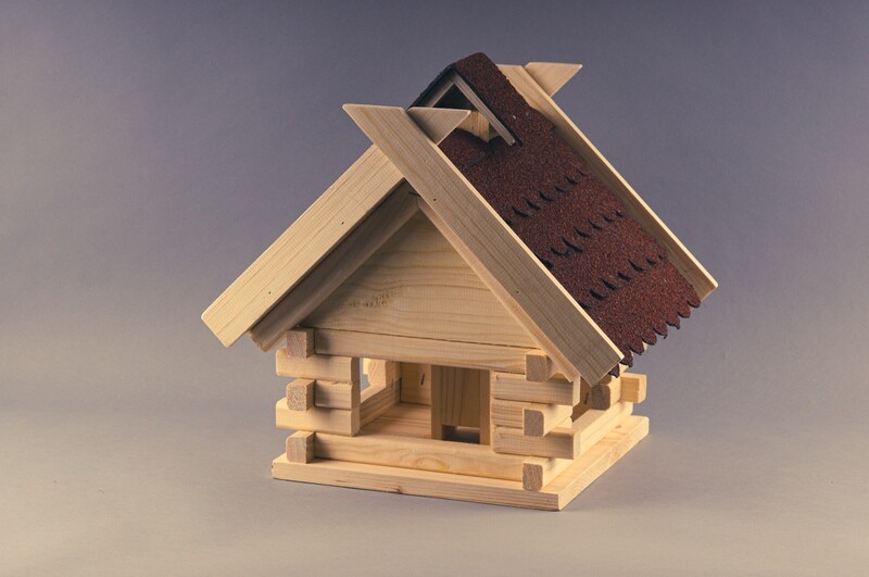 Blockhaus mit roter Dachpappe