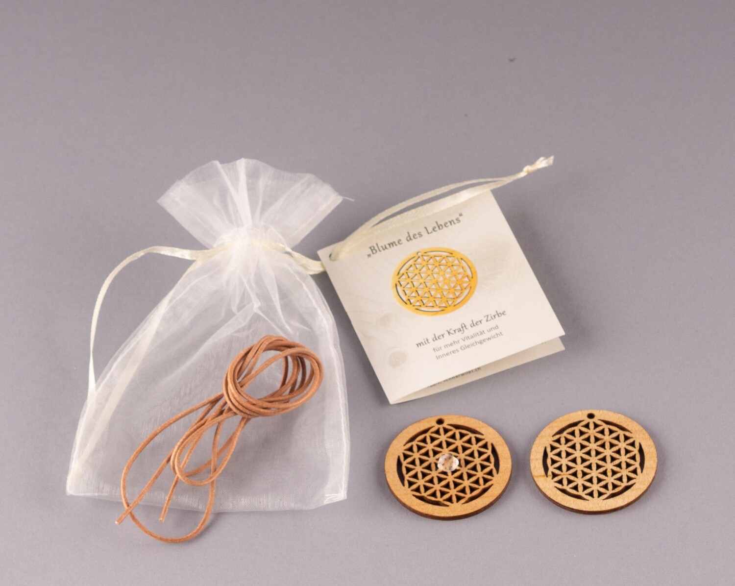 Amulett &quot;Lebensblume&quot;
aus Zirbenholz