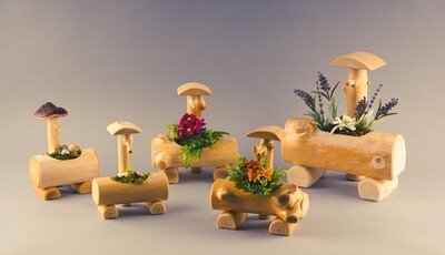 Kleine Holzbrunnen mit Kunstblumen