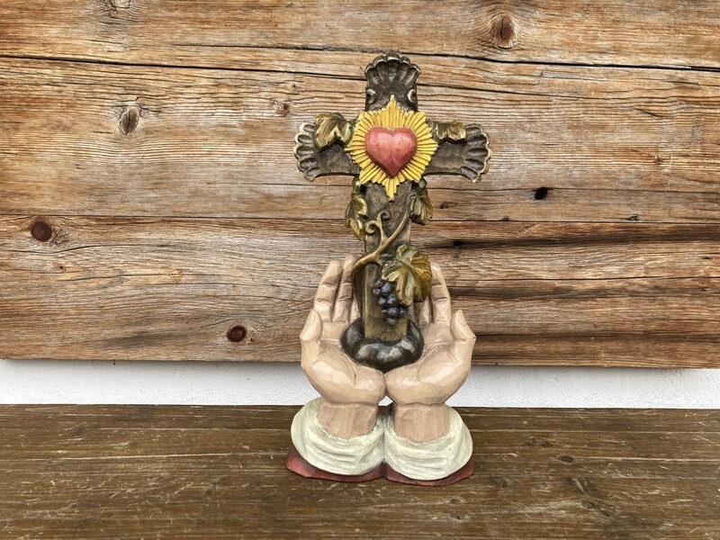 Kreuz in Händen