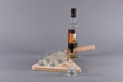 Schnapspfanne mit Klingel und Gläsern