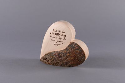 Rindenherz groß mit Gravur "Bleib so wie du bist, denn so bist du einzigartig"