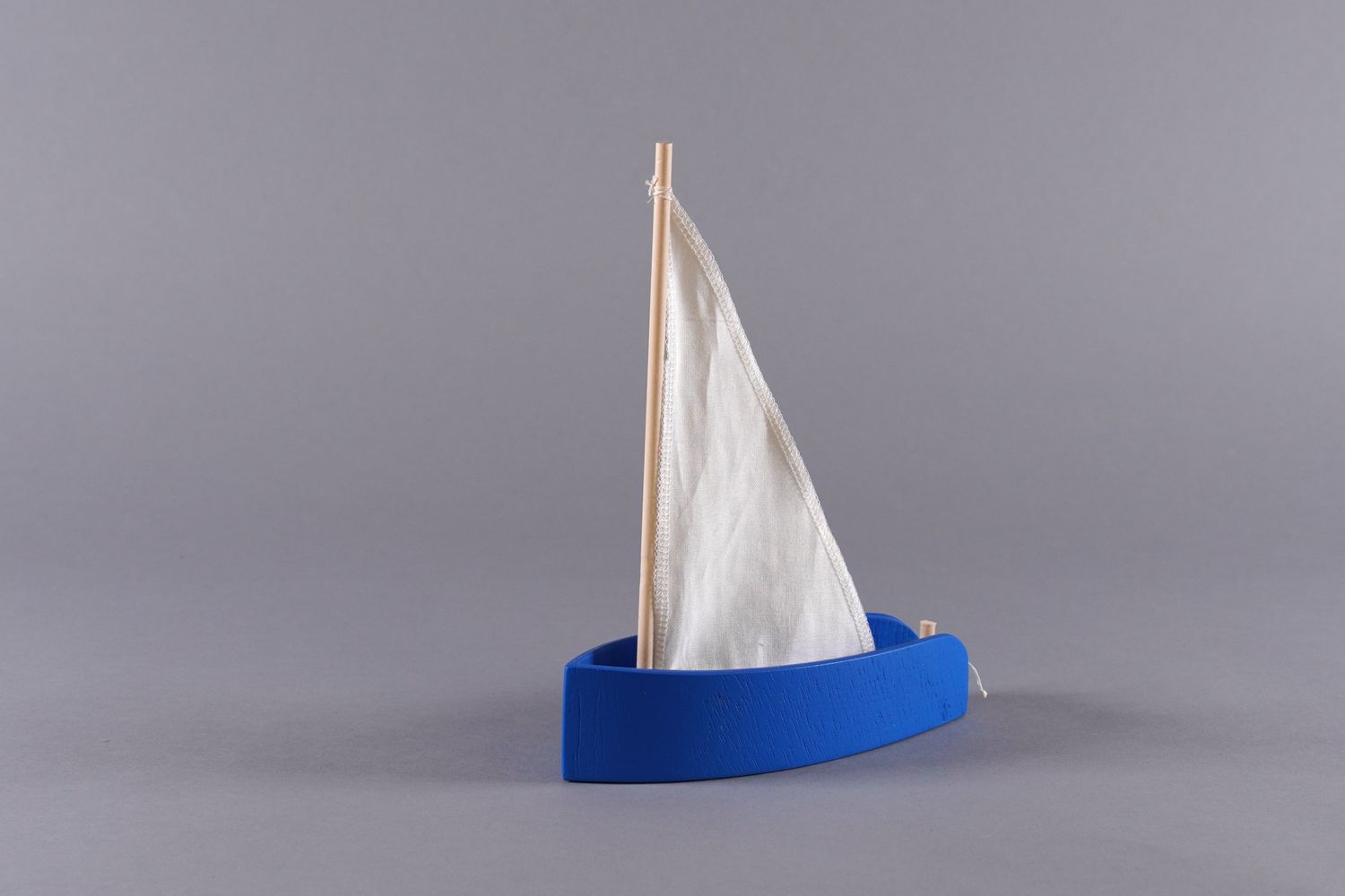 Spielzeug-Segelboote, Farbe: weißes Segel