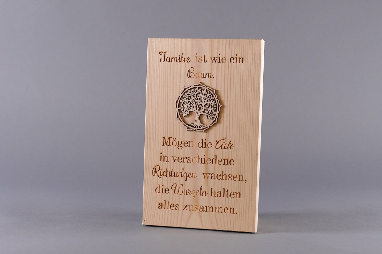 Wandbild &quot;Familie ist wie ein Baum. Mögen die Äste in verschiedene Richtungen wachsen, die Wurzeln halten alles zusammen&quot;