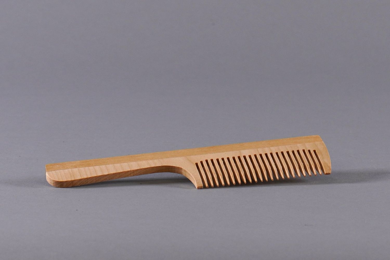 Holzkamm mit Griff