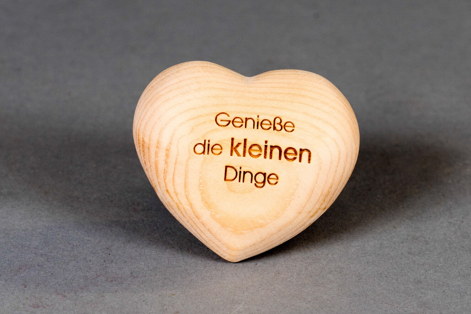 Handschmeichler  Zirbenholz mit Gravur, Schriftzug: Genieße die kleinen Dinge