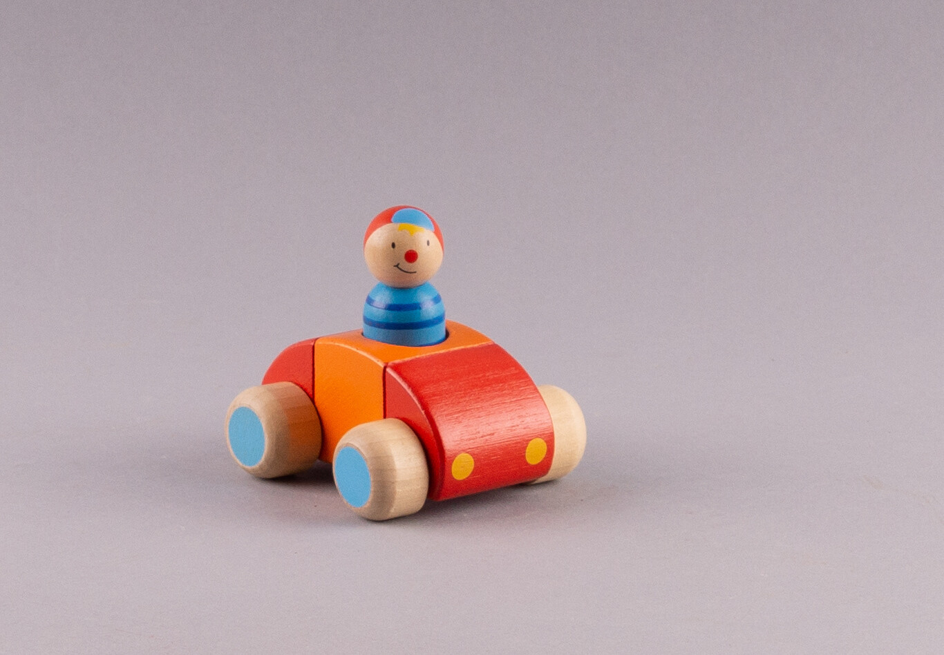 GOKI Fahrzeug mit Männchen und Hupe, Farbe: rotes Auto