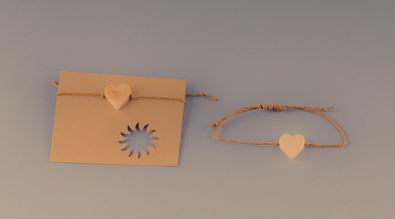 Armband mit Holz-Herz, Auswahl: Zirbe