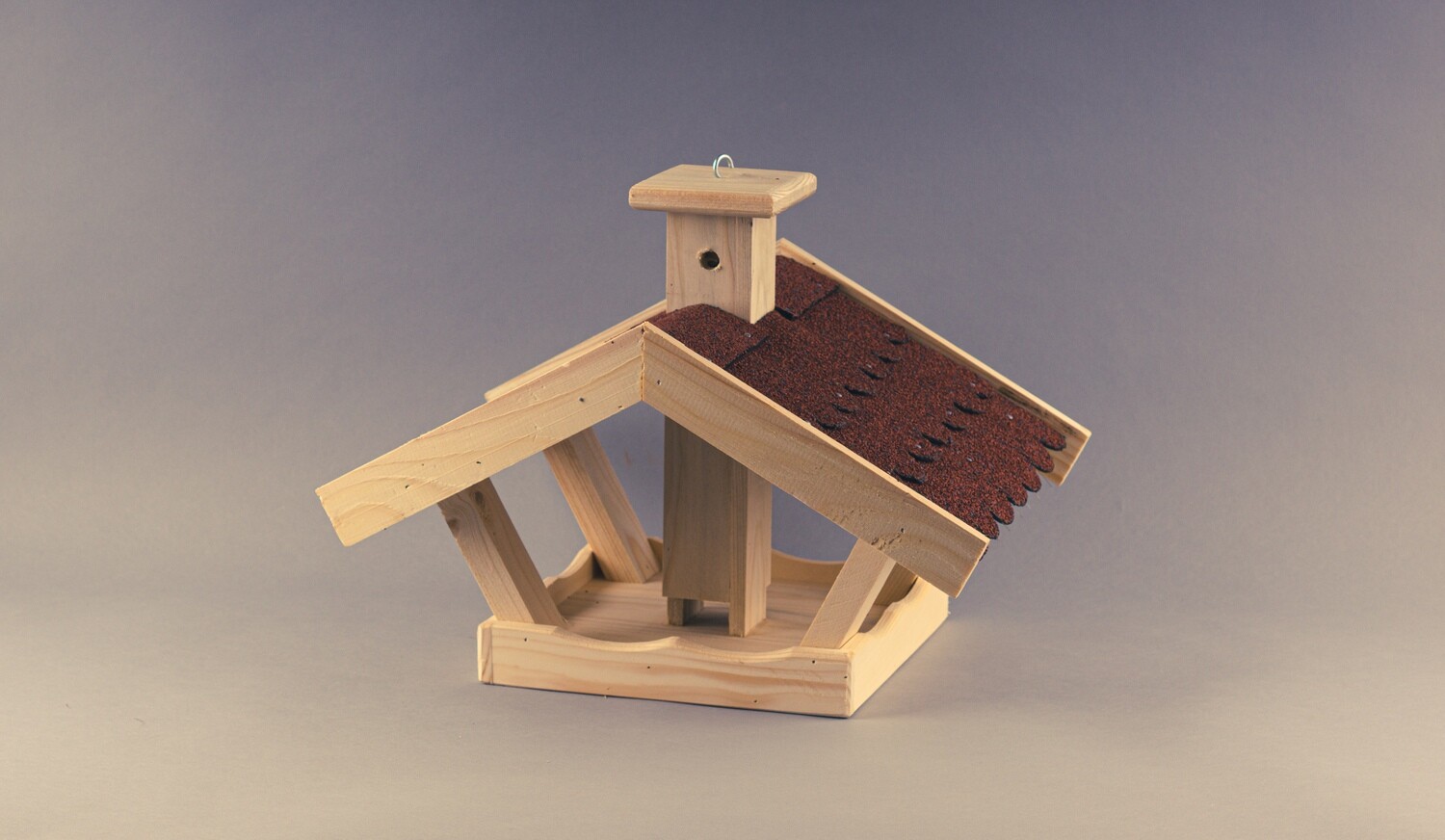 Vogelhaus mit roter Dachpappe - zum Aufhängen