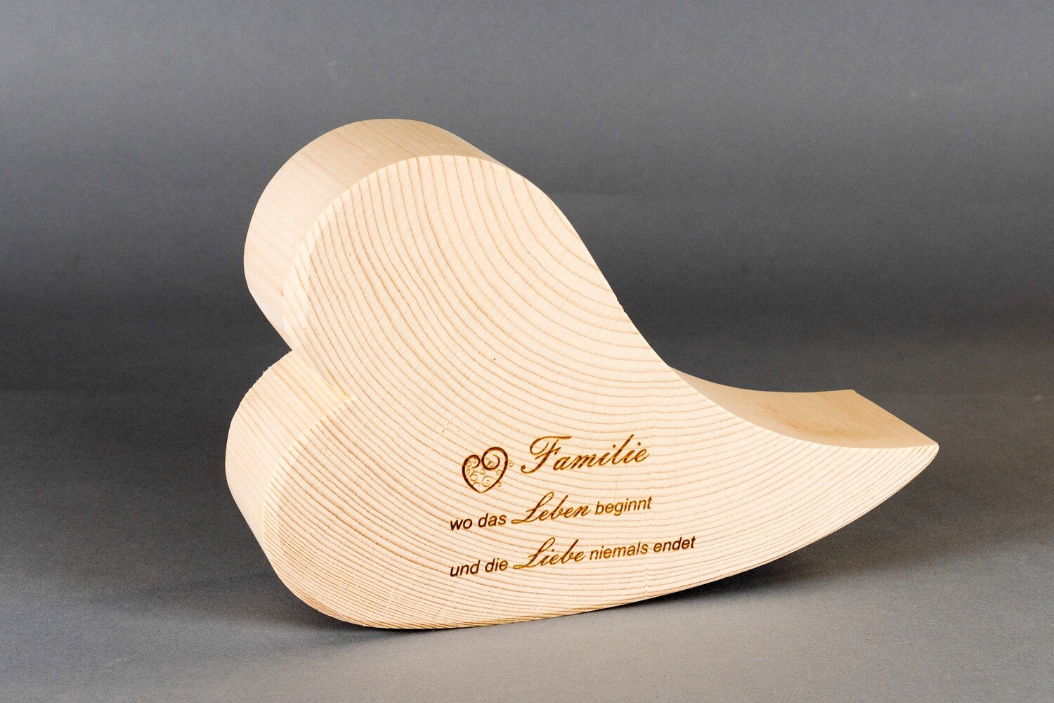 Herz liegend "Familie, wo das Leben beginnt und die Liebe niemals endet"