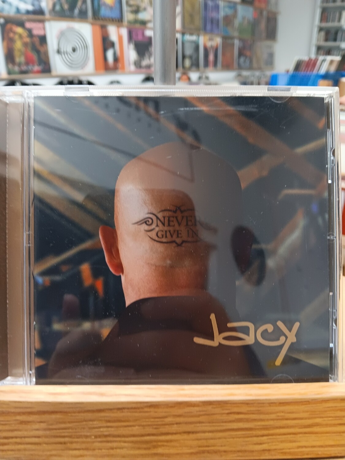 JACY - Never Give In (CD)