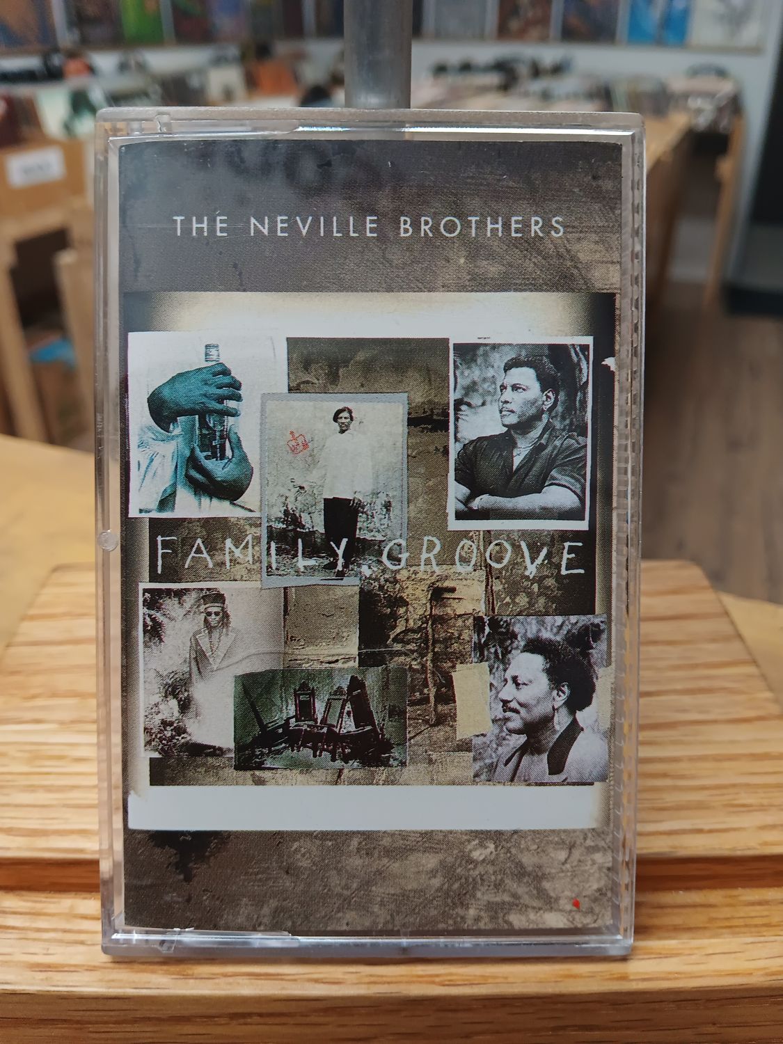 THE NEUVILLE BROTHERS - FAMILY GROOVE (CASSETTE)
