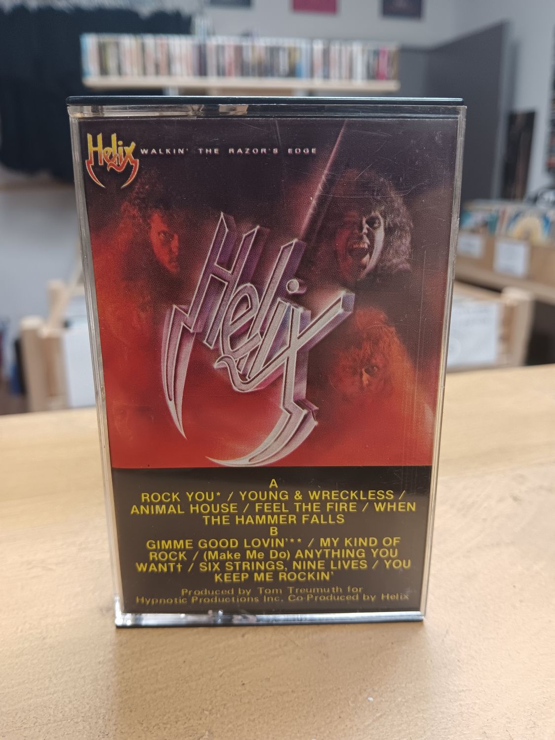 HELIX - Walkin the razor&#39;s edge (CASSETTE)