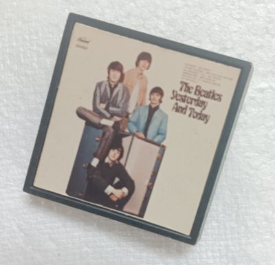 MACARON VINTAGE THE BEATLES ALBUM YESTERDAY AND TODAY