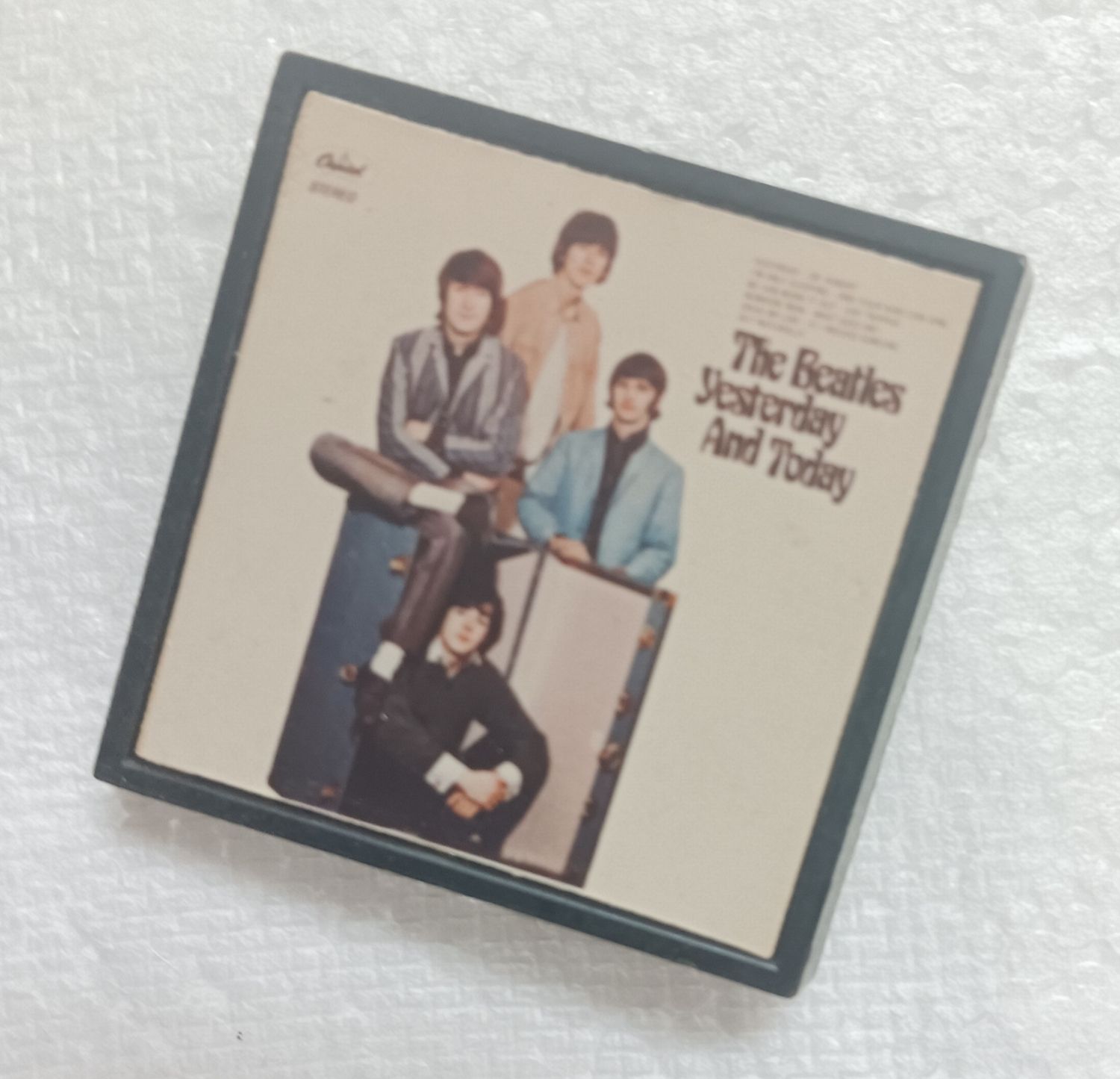 MACARON VINTAGE THE BEATLES ALBUM YESTERDAY AND TODAY