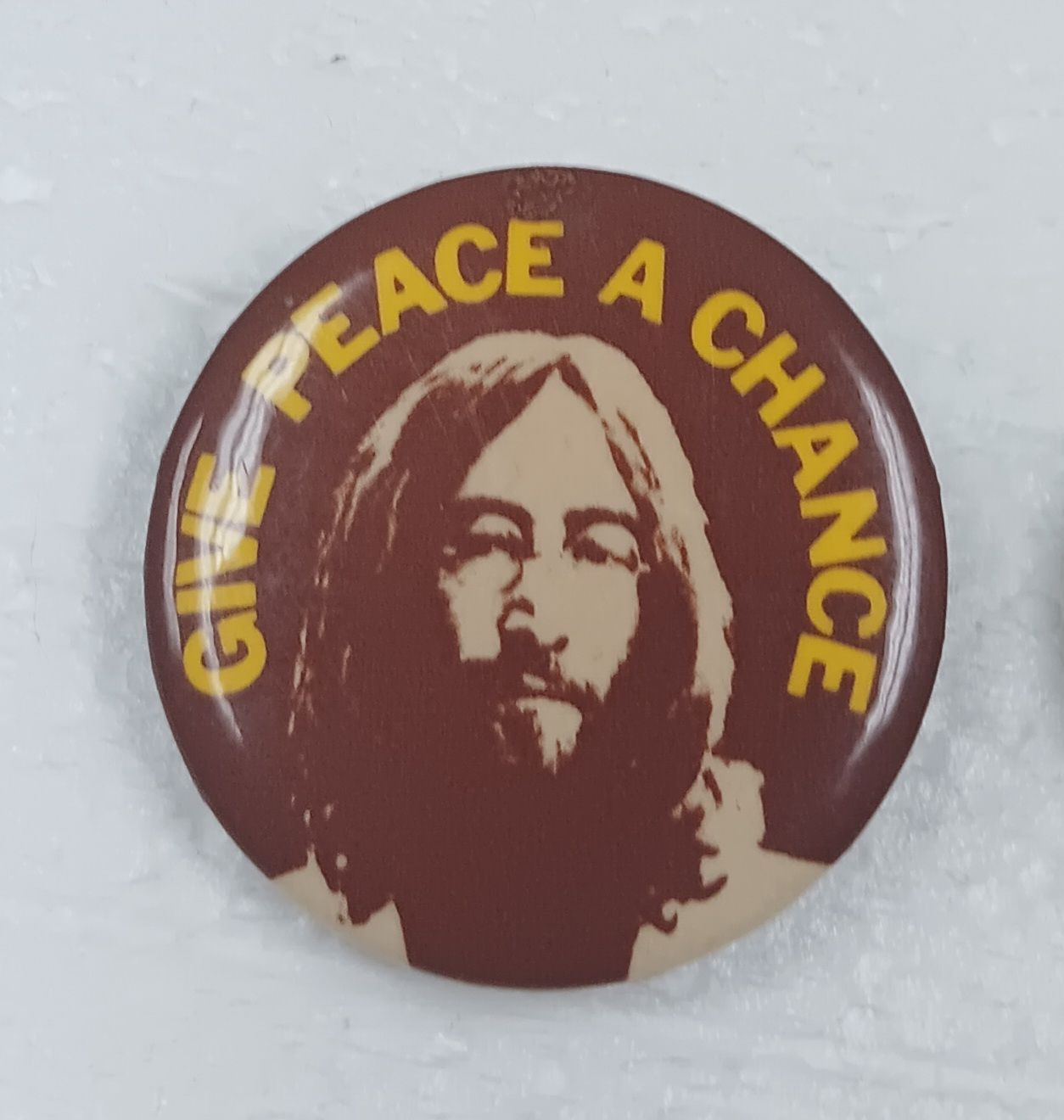 MACARON VINTAGE JOHN LENNON GIVE PEACE A CHANCE